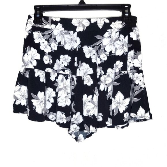 Black floral print size M shorts skirt-look aeropostale skort skirt flowy medium - Picture 2 of 2